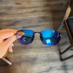 Worn once Maui Jim Ho’okipa sunglasses with patterned Polarized2 Blue lenses!